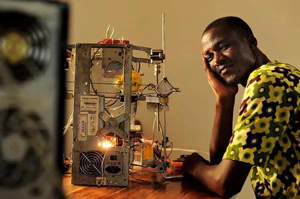 Hombre africano crea impresora 3D a partir de chatarra para exploración espacial