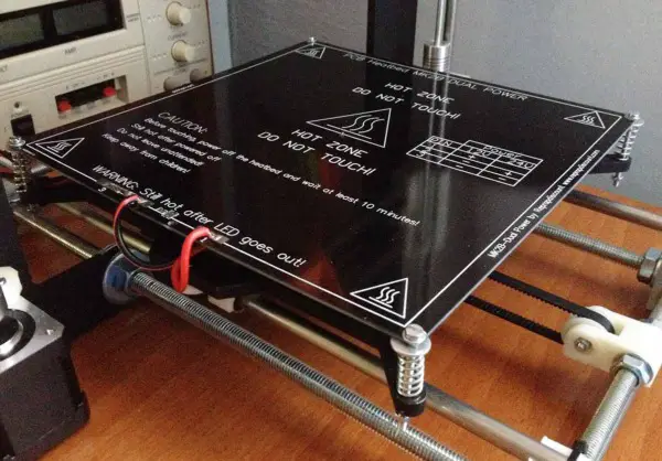 Cómo limpiar fácilmente el pegamento de la cama de una impresora 3D