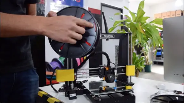 ¿Cómo se carga el filamento en una impresora 3D?