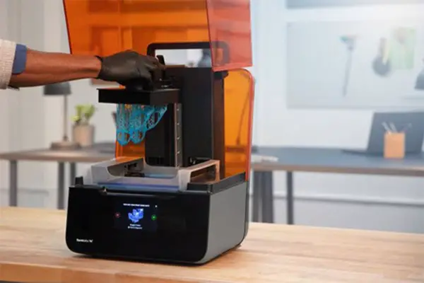 ¿Debe colocar una impresora 3D de resina cerca de una ventana?