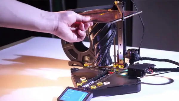 La Positron V3: una impresora 3D que cabe dentro de una caja de bobinas