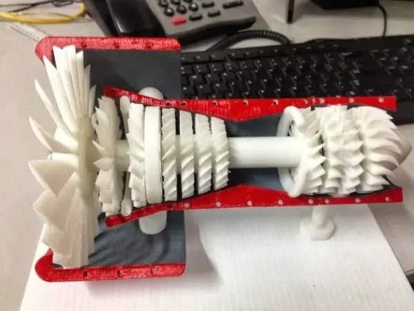 El equipo de fabricación aditiva imprime en 3D el motor a reacción en funcionamiento