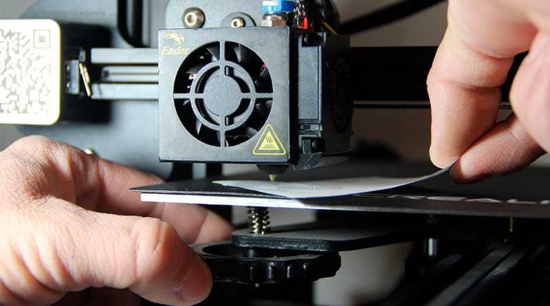 ¿Tiene que estar una impresora 3D en una superficie nivelada?